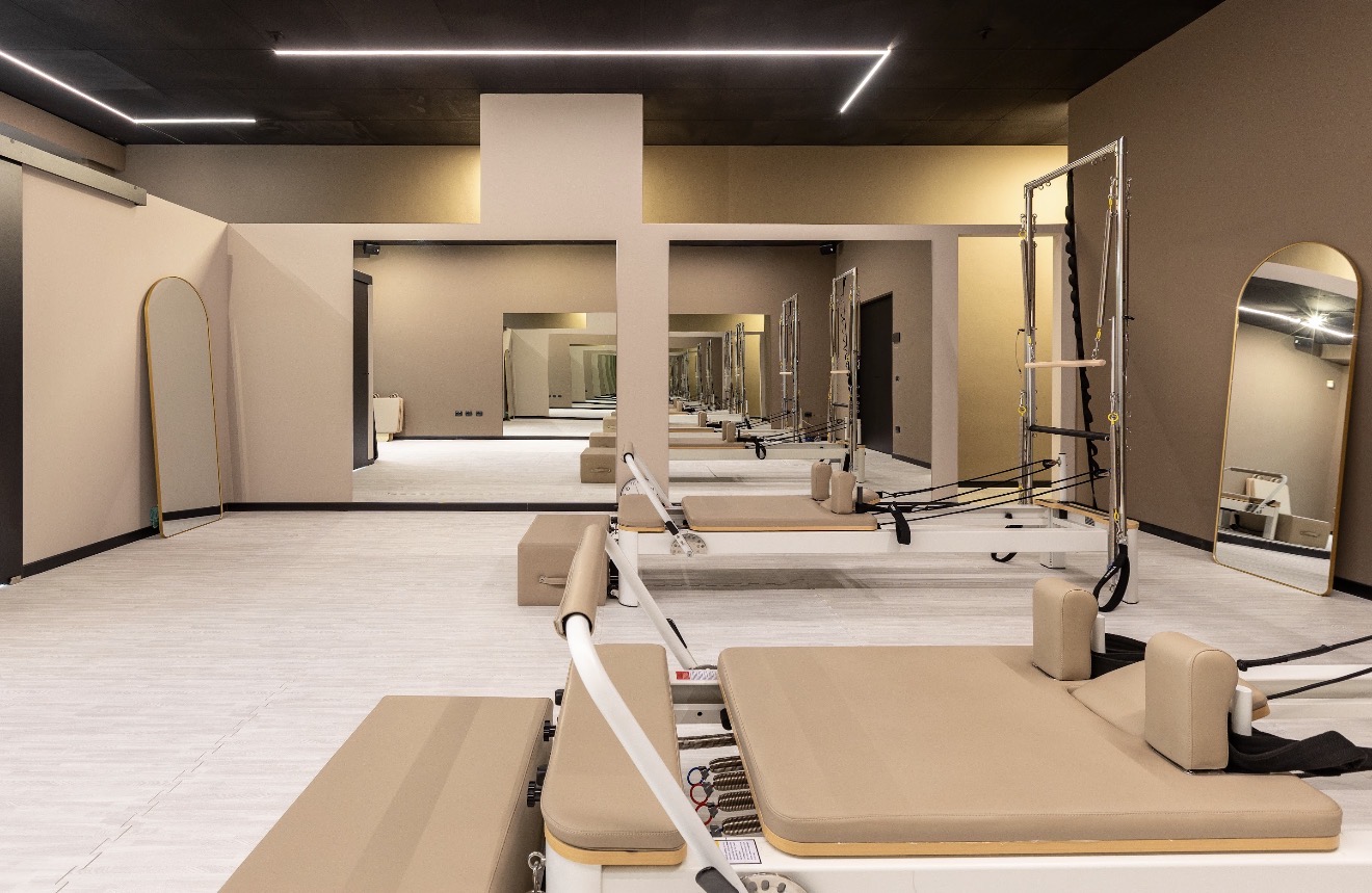 La sala FYB Pilates con Reformer, tower e grandi specchi