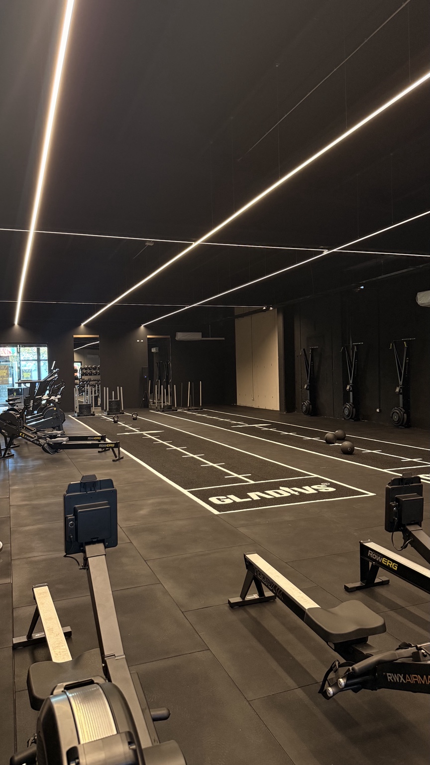Sala HYROX con vogatori e piste per slitte