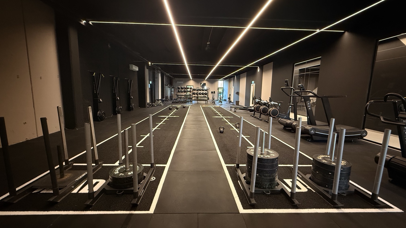 La sala HYROX FYB con quattro piste per slitte e illuminazione lineare